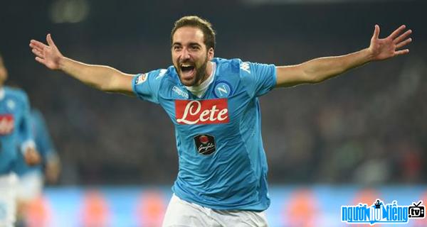 Hình ảnh cầu thủ Gonzalo Higuain đang ăn mừng sau bàn thắng