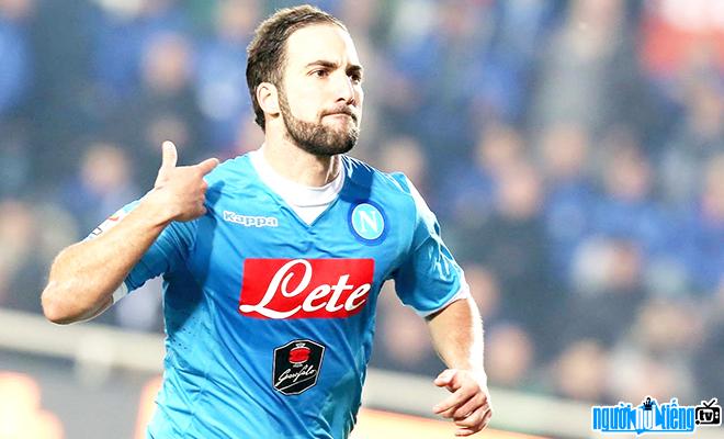Gonzalo Higuain is a famous French player playing ball for Italian club Juventus