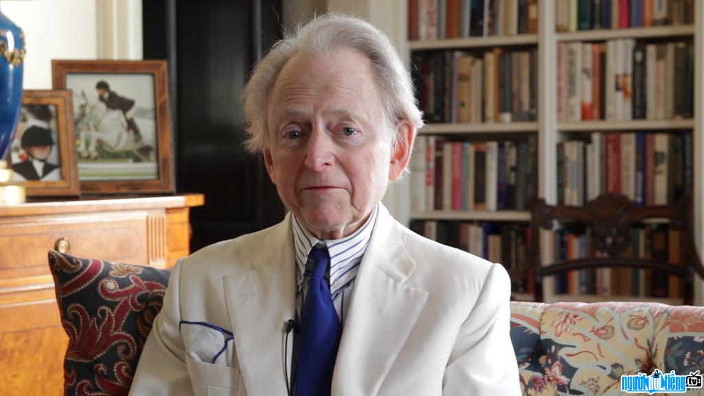 Journalist Tom Wolfe - a pioneer in the new journalism movement of the 60s