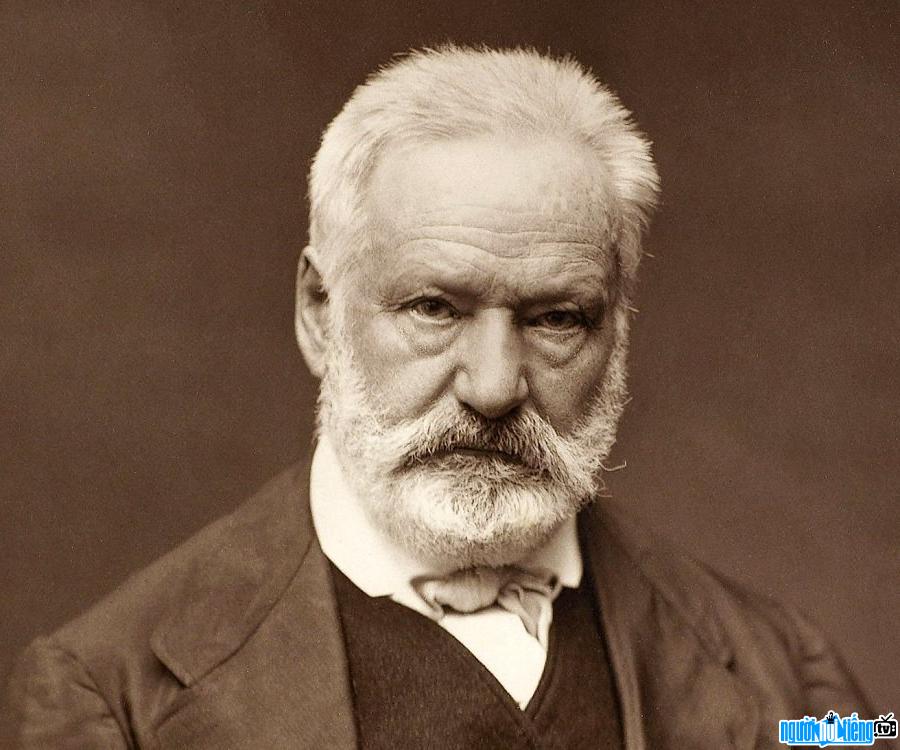 Tiểu thuyết gia Victor Hugo còn được công chúng yêu mến và kính trọng vì những đóng góp trong chính trị nước nhà