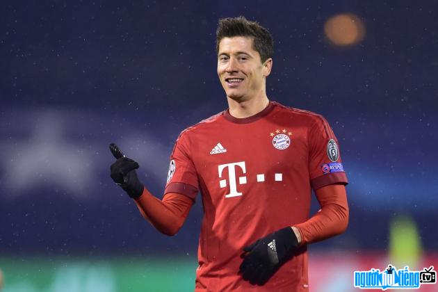 Robert Lewandowski đã gia hạn hợp đồng với Bayern Munich cho tới năm 2021