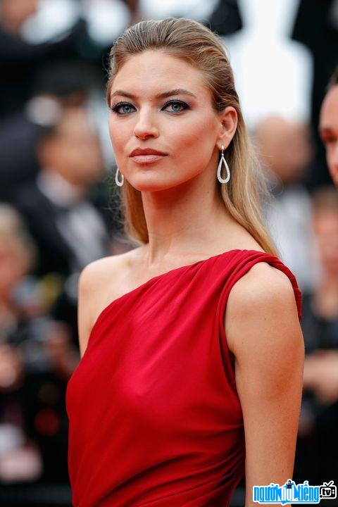Latest pictures of Model Martha Hunt