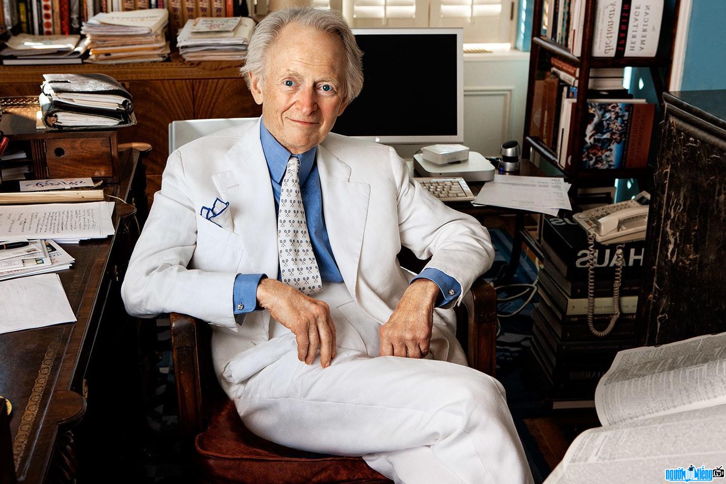 A new image of Journalist Tom Wolfe