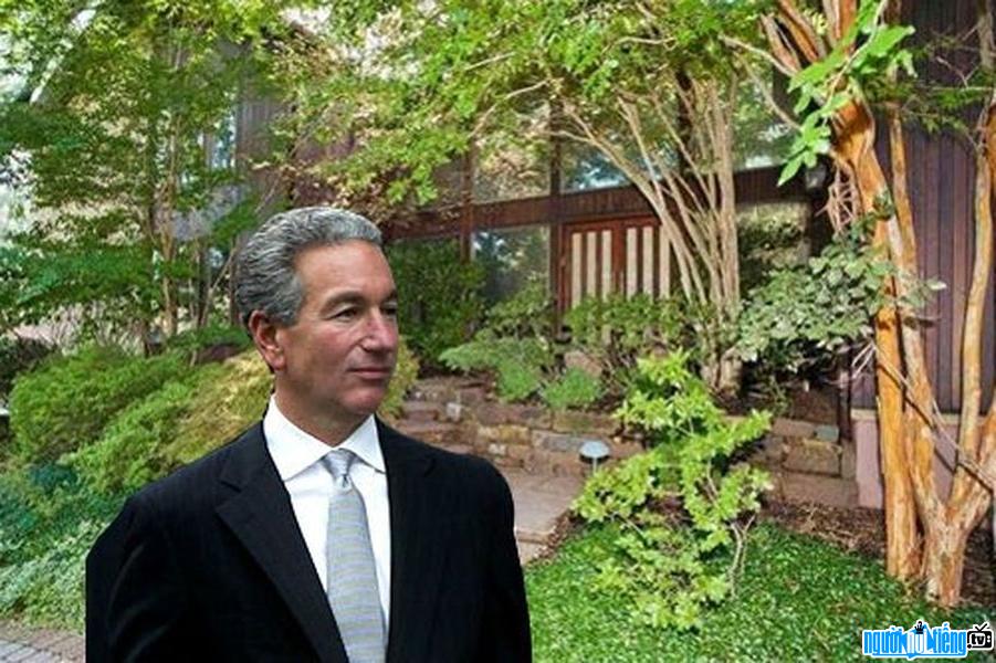 A new picture of American businessman Charles Kushner