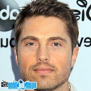 Một hình ảnh chân dung của Nam diễn viên truyền hình Eric Winter