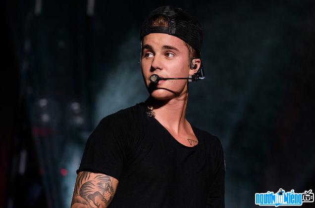 Picture of male singer Justin Bieber while performing