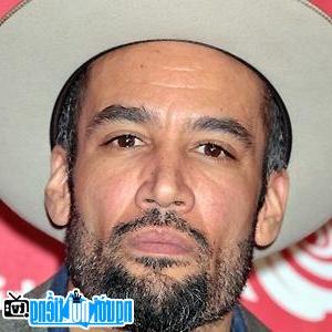 Một hình ảnh chân dung của Ca sĩ nhạc Blue Ben Harper