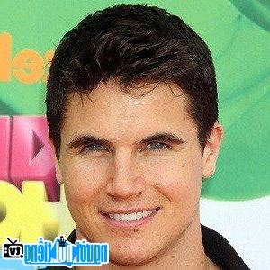 Latest Picture of TV Actor Robbie Amell