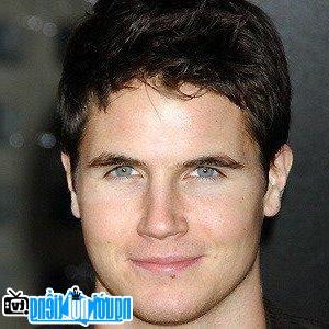 Portrait of Robbie Amell