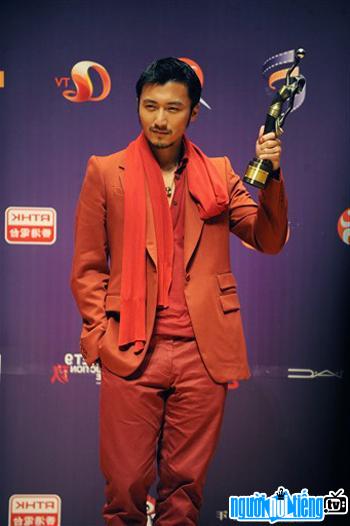 Tạ Đình Phong nhận giải Nam diễn viên phụ xuất sắc