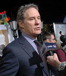 Hình ảnh Kevin Kline đang trả lời báo chí