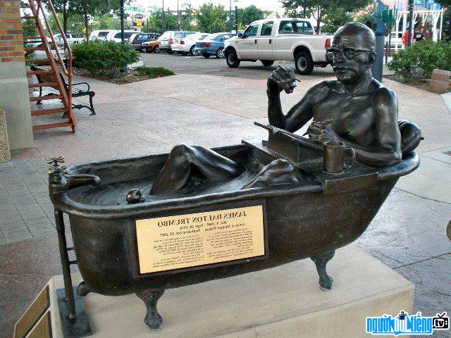 Picture of playwright Dalton Trumbo statue in a bathtub in front of Avalon Theatre
