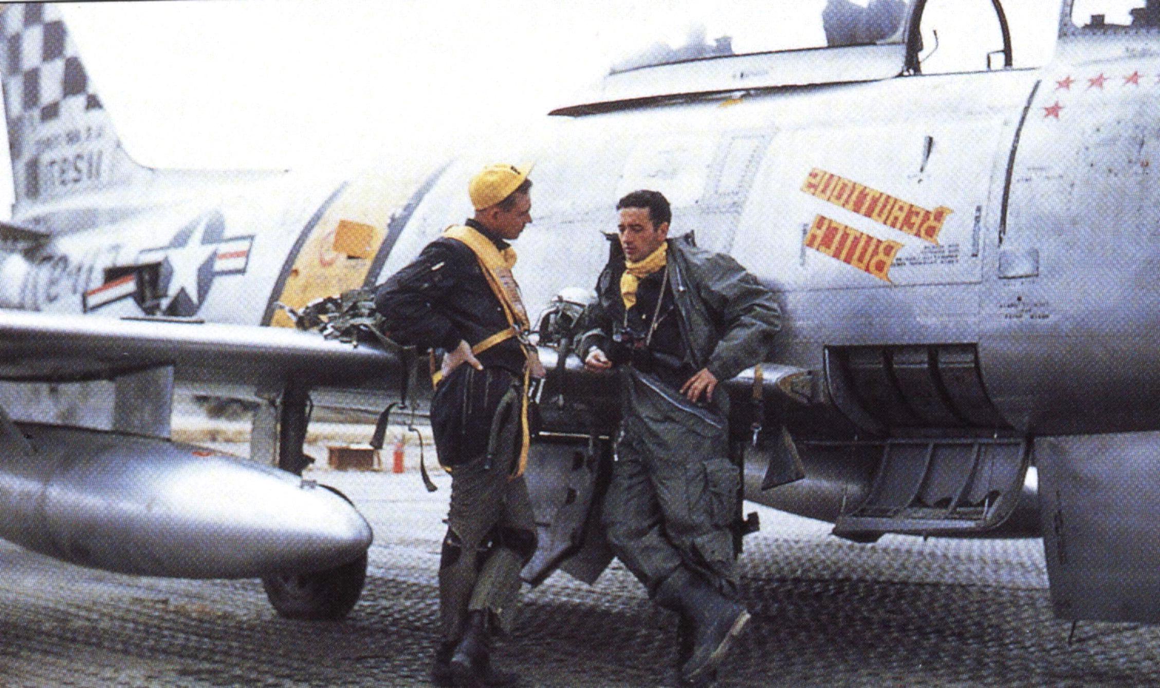 Hình ảnh về phi công - đại úy Joseph C. McConnell cùng đại úy Harold Fischer