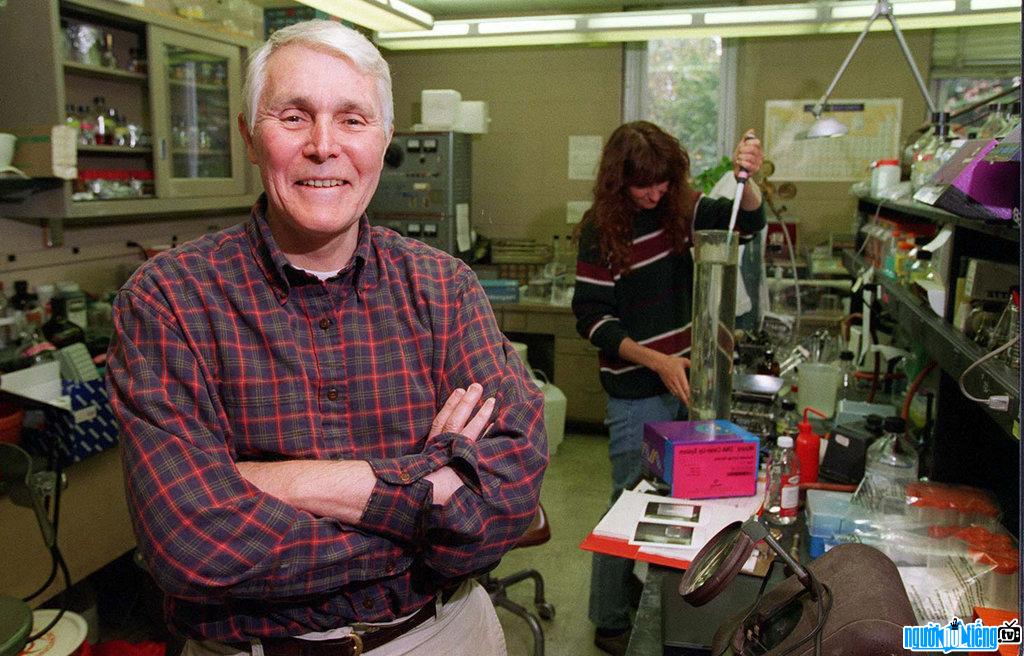 Carl Woese là nhà nghiên cứu sinh học nổi tiếng người Mỹ