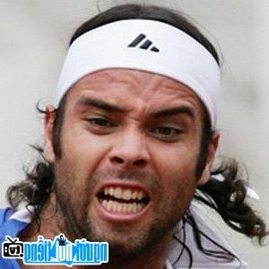 Một hình ảnh chân dung của VĐV tennis Fernando Gonzalez
