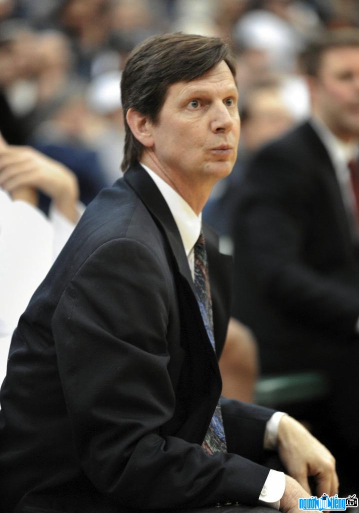 Ken Bone từng là huấn luyện viên trưởng và trợ lý huấn luyện viên cho nhiều đội bóng
