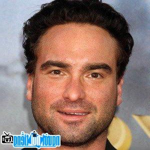 A Portrait Picture of Television Actor Johnny Galecki picture