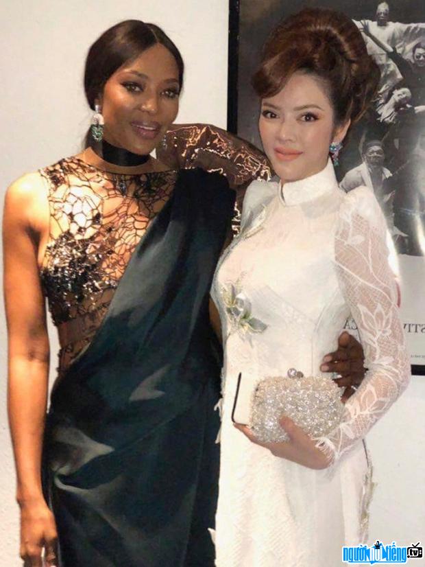 Naomi Campbell model came to Vietnam at the invitation of Ly Nha Ky