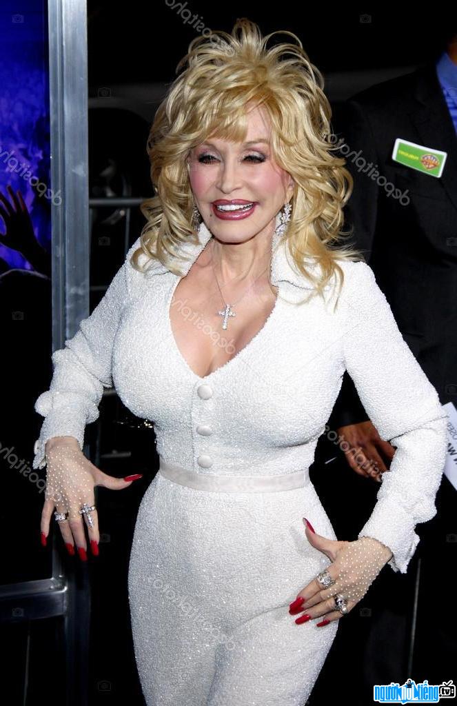 Một bức ảnh mới về Dolly Parton- Ca sĩ nhạc đồng quê nổi tiếng Tennessee