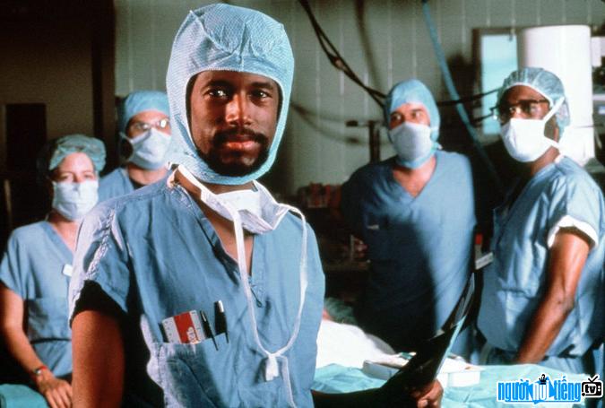 Picture of Doctor Ben Carson in an operation