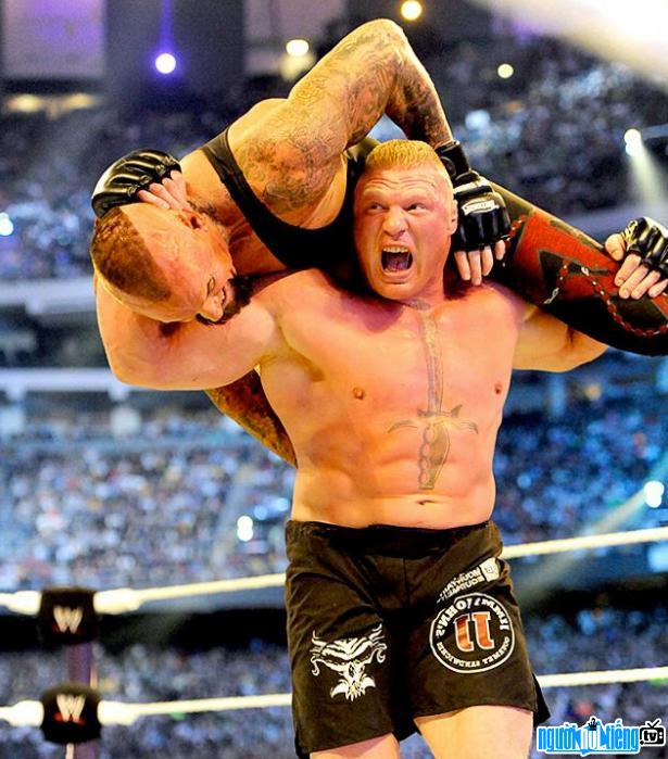 Bức ảnh VDDV vật Brock Lesnar và đối thủ trên sàn thi đấu