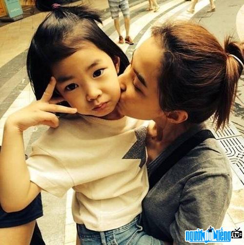 A photo of actress Kang Hye-jung and her daughter