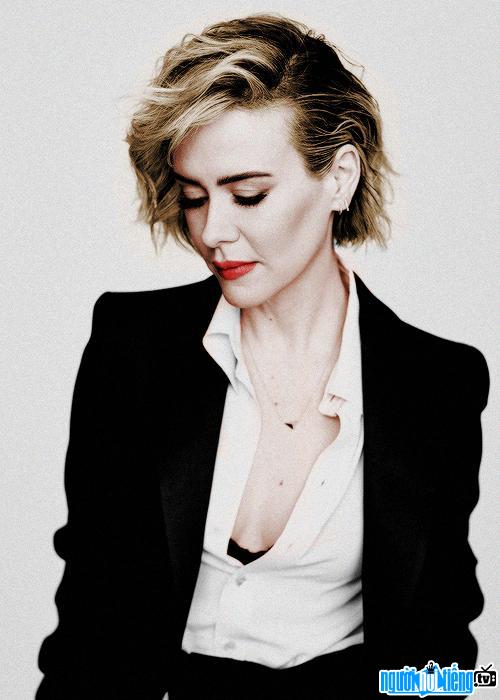 Actor Sarah Paulson shows off her sexy bust
