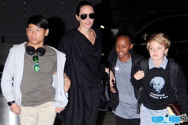 Angelina Jolie và các con