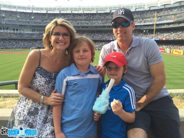 Ashleigh Banfield with her little family
