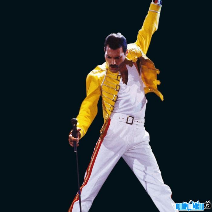 Ca sĩ Freddie Mercury trưởng nhóm nhạc Rock Queen