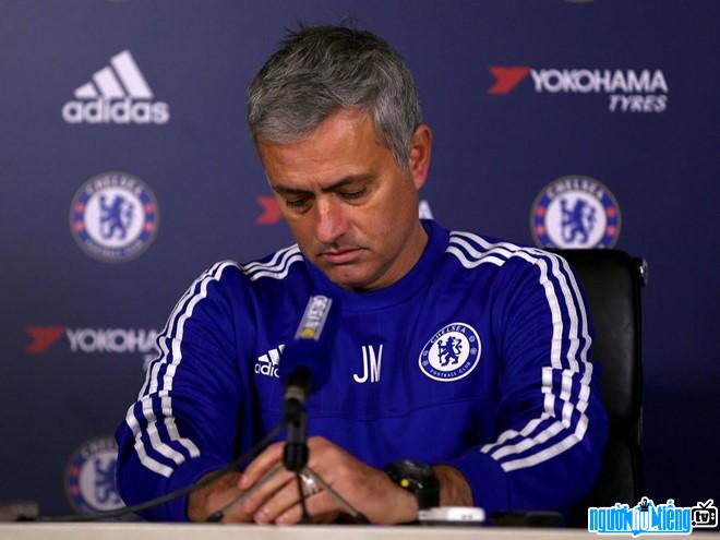 Hình ảnh HKV bóng đá Jose Mourinho tại cuộc họp báo của Chelsea