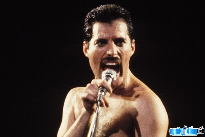 Ca sĩ Freddie Mercury với phong cách trình diễn máu lửa