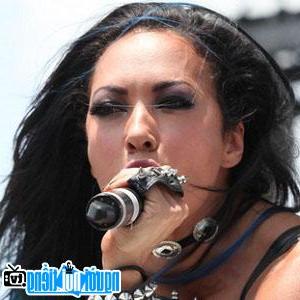 Một hình ảnh chân dung của Ca sĩ nhạc rock metal Carla Harvey