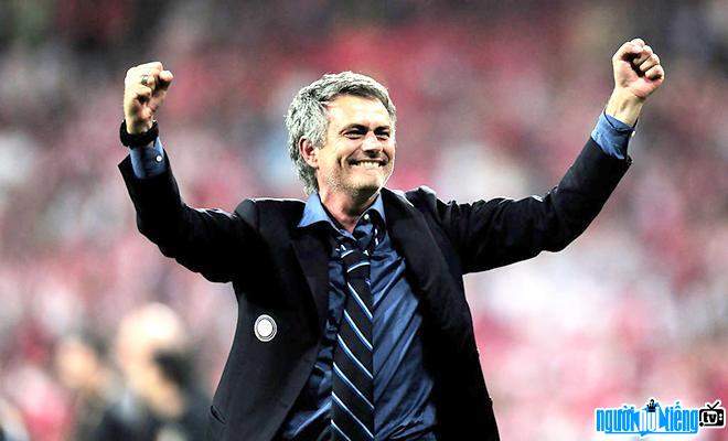 Hình ảnh huấn luyện viên Jose Mourinho đang ăn mừng chiến thắng