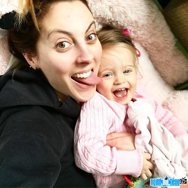 Actor Eva Amurri's photo posing lovely with her daughter