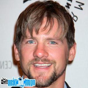Latest Picture of TV Actor Zachary Knighton