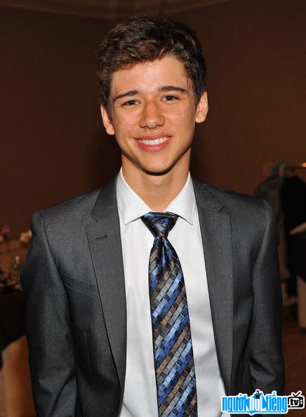 The latest picture of actor Uriah Shelton