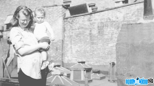 Bức ảnh nhà văn Shirley Jackson và con trai