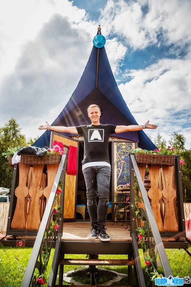 Một bức ảnh mới về Armin van Buuren- DJ nổi tiếng Leiden- Hà Lan