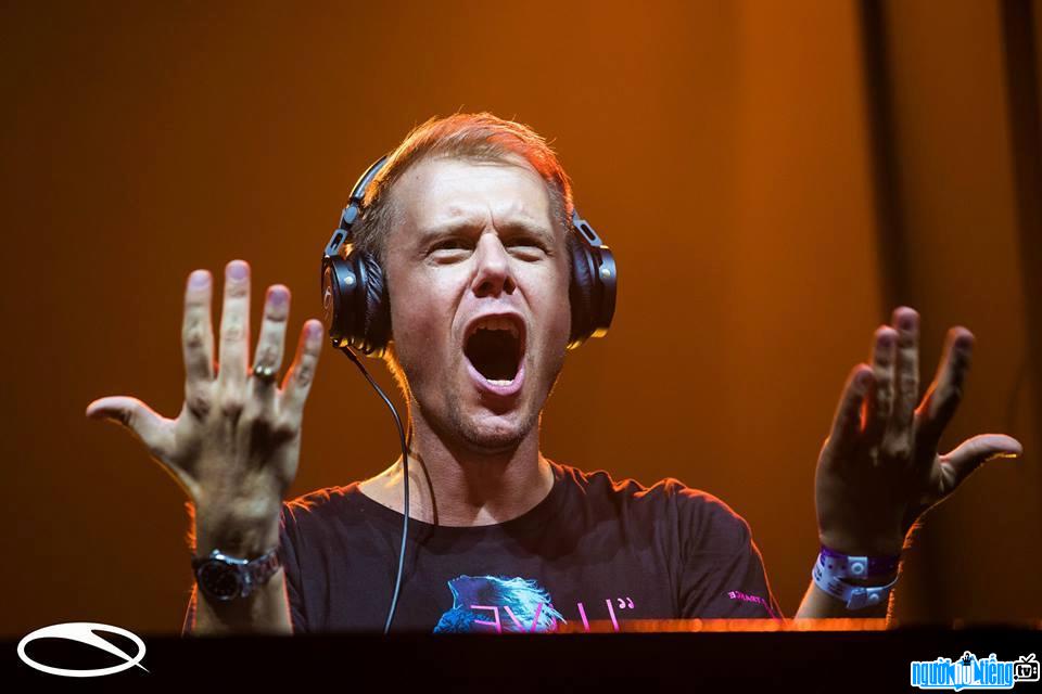 Hình ảnh DJ Armin van Buuren đang phiêu theo nhạc trên sân khấu