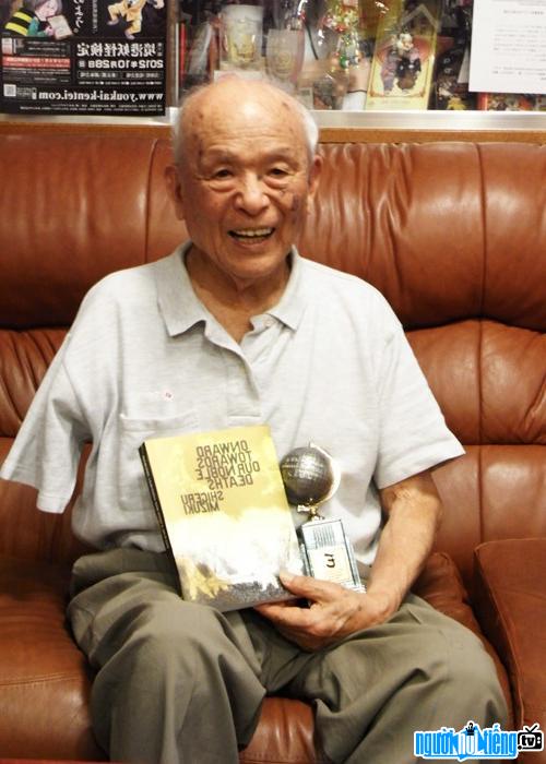 Hình ảnh họa sĩ Shigeru Mizuki cùng bộ truyện tranh và giải thưởng của ông