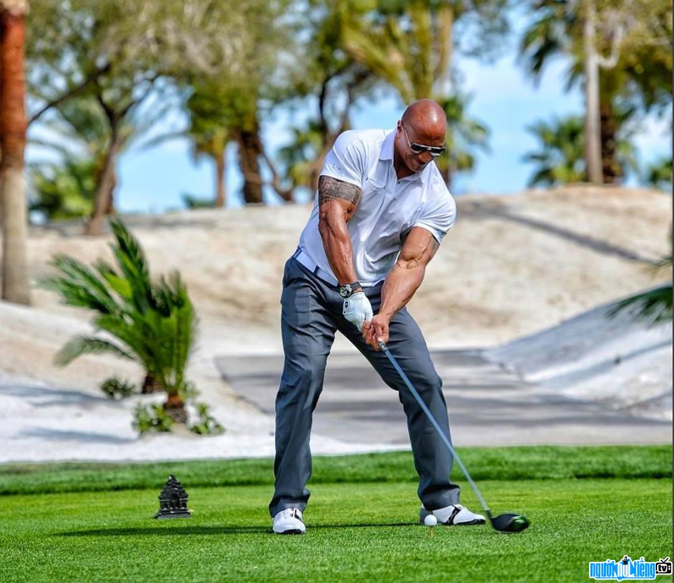 Hình ảnh diễn viên Dwayne Johnson đang chơi golf