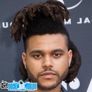 Một hình ảnh chân dung của Ca sĩ R&B The Weeknd