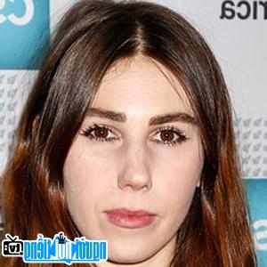 A Portrait Picture of TV Actress Zosia Mamet picture