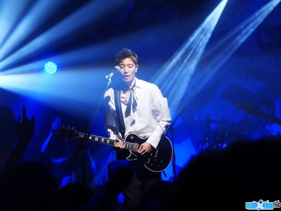 Hình ảnh ca sĩ Jeong Jinwoon đang biểu diễn trên sân khấu