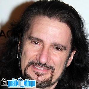 Latest Picture of Guitarist Bruce Kulick