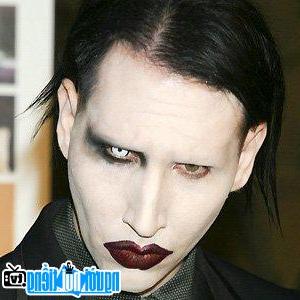 Một hình ảnh chân dung của Ca sĩ nhạc Rock Marilyn Manson