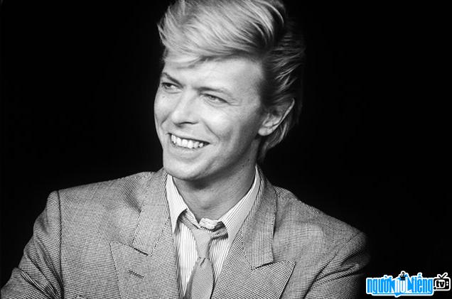 Một bức ảnh chân dung ca sĩ nhạc rock David Bowie
