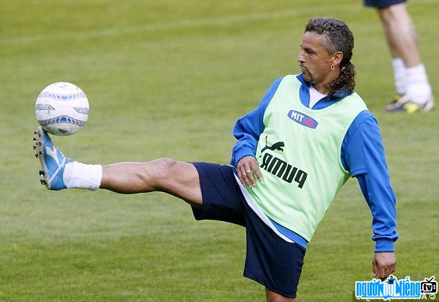 Hình ảnh cầu thủ Eddy Baggio tập luyện trên sân cỏ