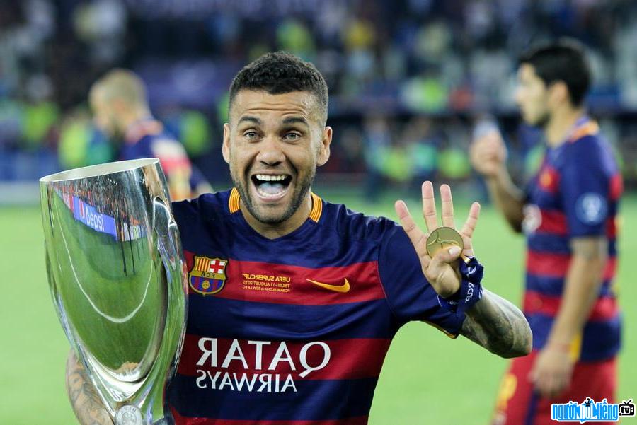 Niềm vui mừng của cầu thủ Daniel Alves khi đội tuyển vô địch Siêu Cup UEFA